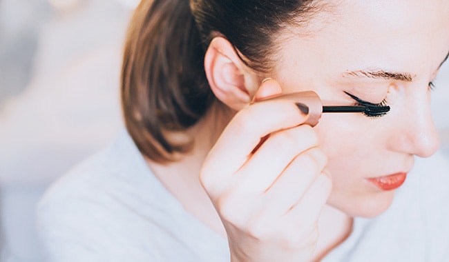 How to Make Your Eyes Pop With Natural Mascara - HelloGlow.co